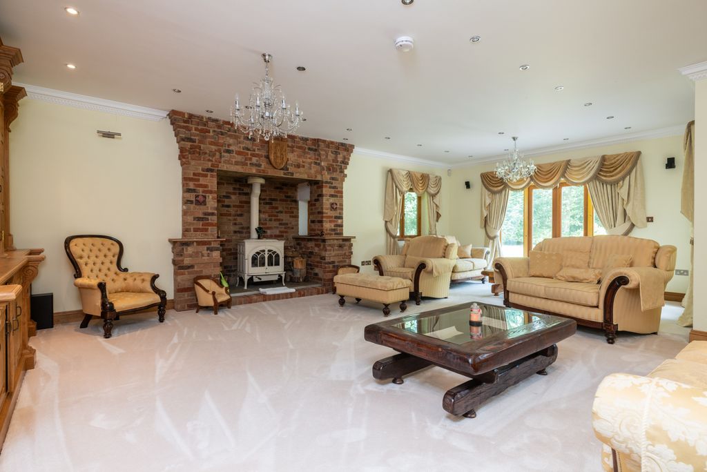 7 bed detached house for saleCopthorne Common, Copthorne RH10 photo 5