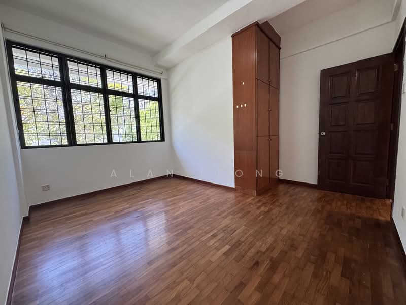 Additional image 12 of Loyang Besar Close