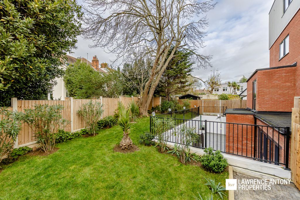 Additional image 13 of 2 bed penthouse for saleGrand Parade, Leigh-On-Sea SS9