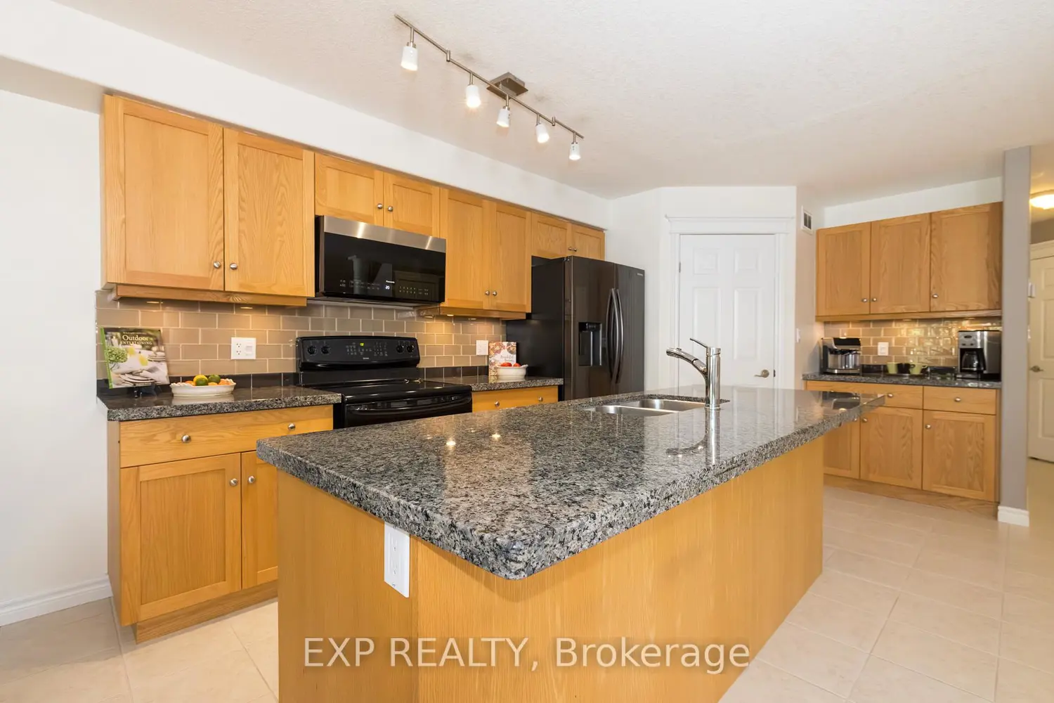 105 Hampson Crescent photo 3