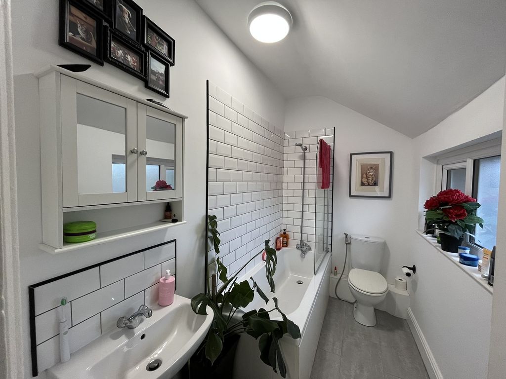 Additional image 7 of 2 bed flat for salePenrhiw 15 Carmarthen Street, Llandeilo, Carmarthenshire. SA19