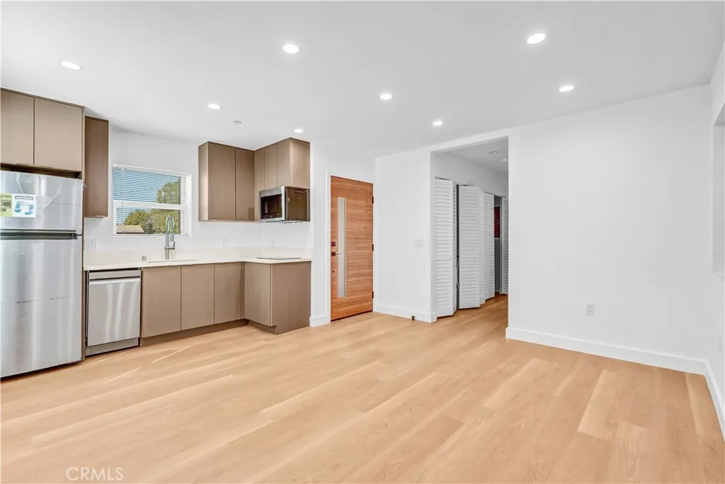 Additional image 4 of 18221 Chatsworth St Unit B, Northridge, CA 91326