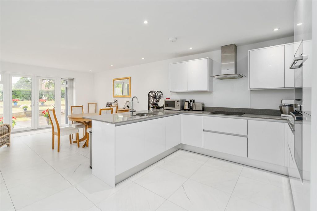 Additional image 2 of 3 bed flat for saleApartment 1 Fairway Lawns, Dovehouse Lane, Solihull B91