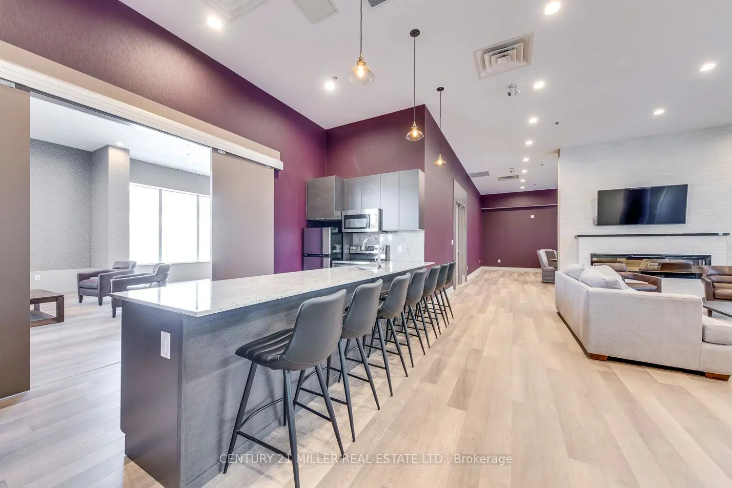 560 North Service Road 303 photo 5