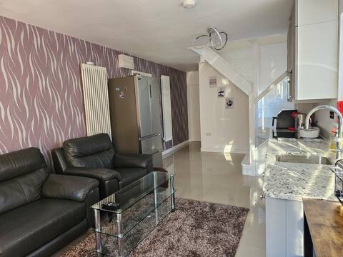 3 Bed Semi-Detached House, Christchurch Close, B15, N1 7GU