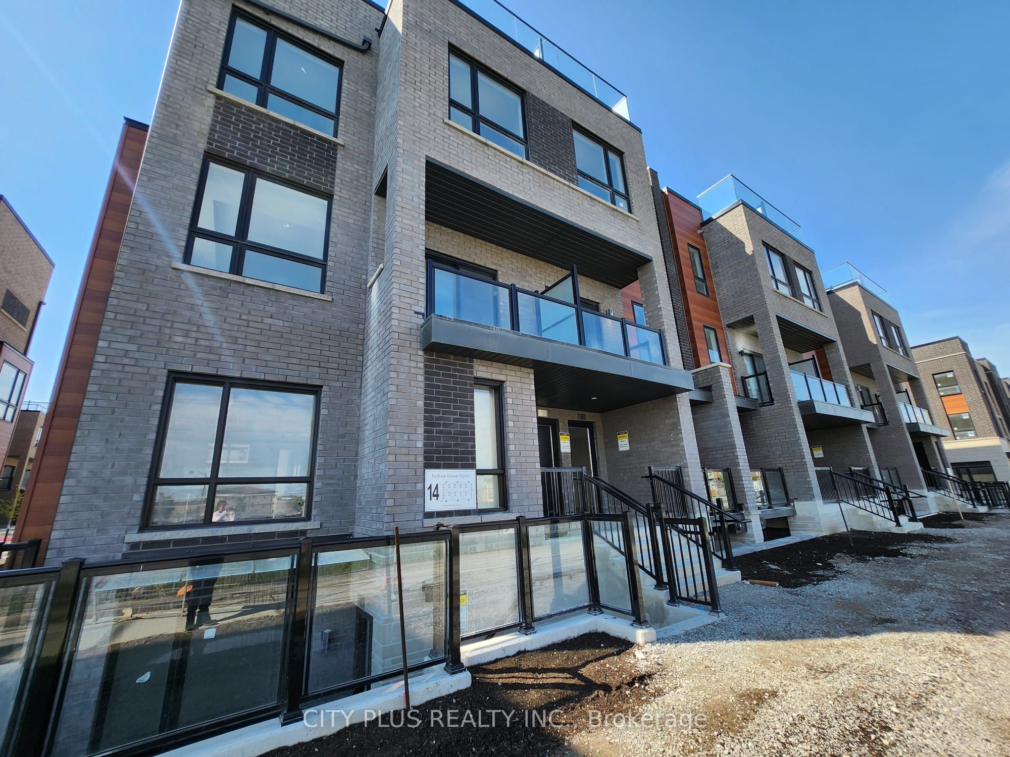 11-14 Lytham Green Circle, Newmarket, ON, L3Y 0C7