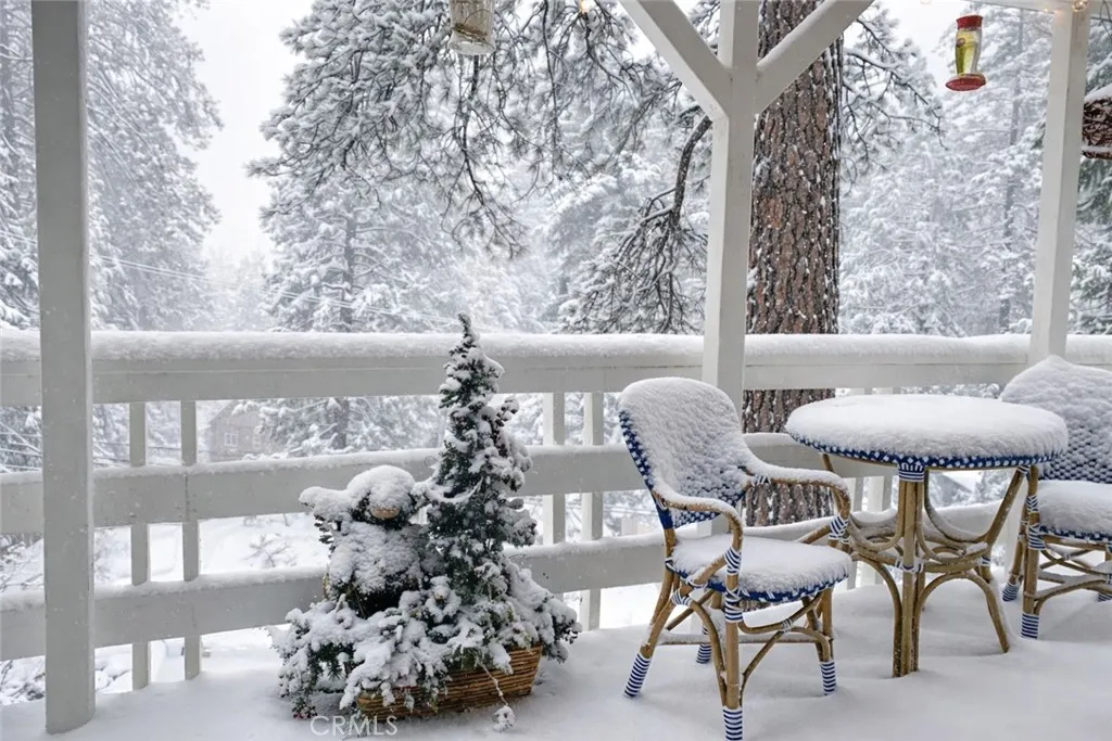 27313 Pinewood Dr, Lake Arrowhead, CA 92352