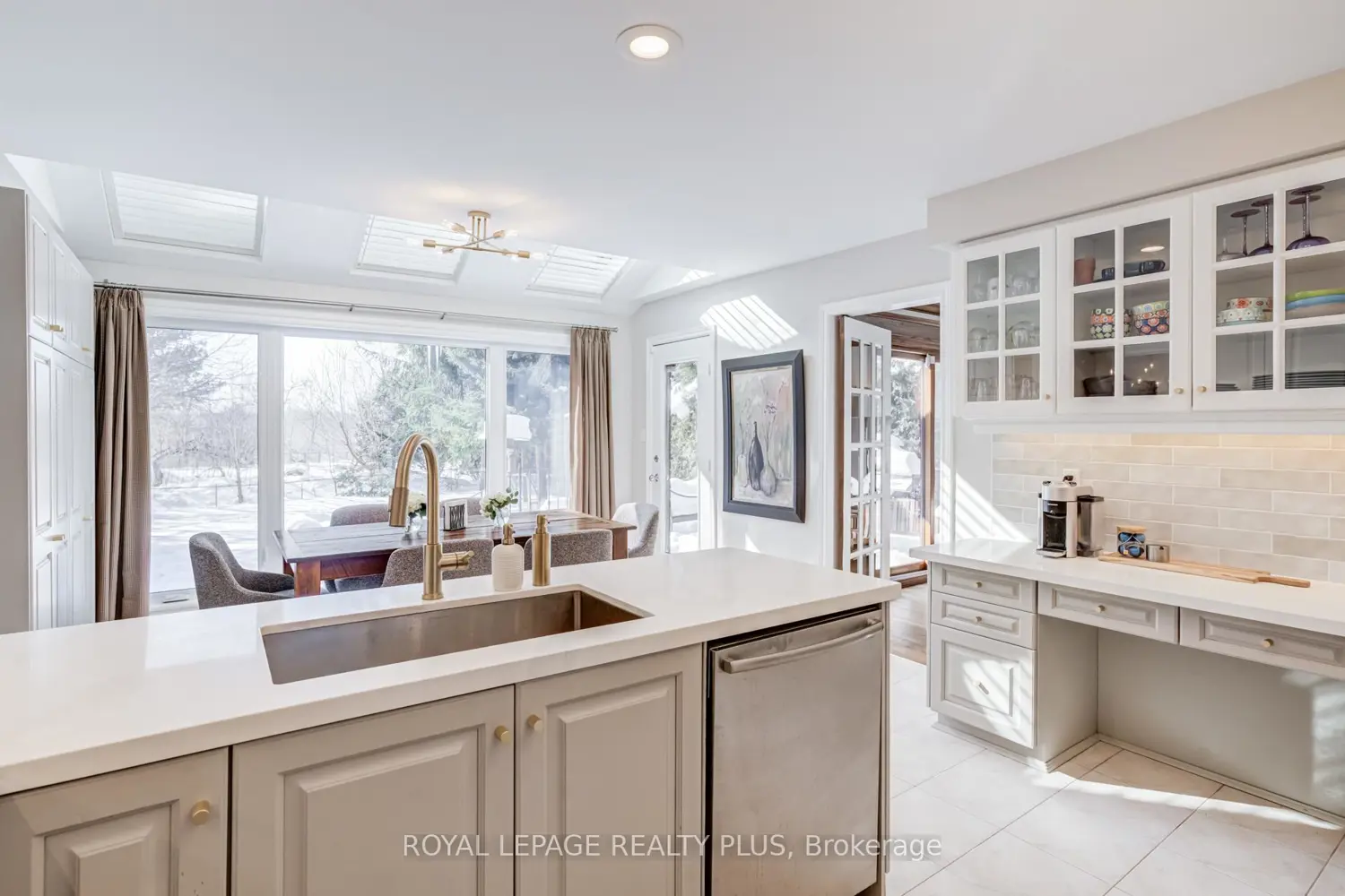 Additional image 4 of 2530 Jarvis Street