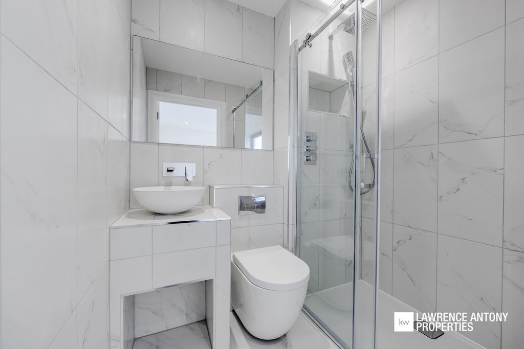 Additional image 12 of 2 bed penthouse for saleGrand Parade, Leigh-On-Sea SS9