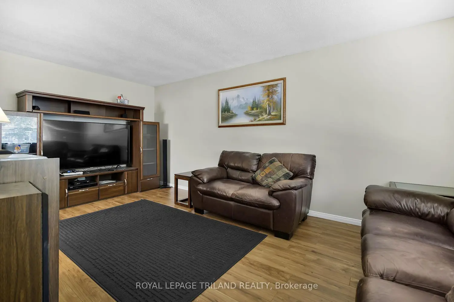 132 Ardsley Crescent photo 3