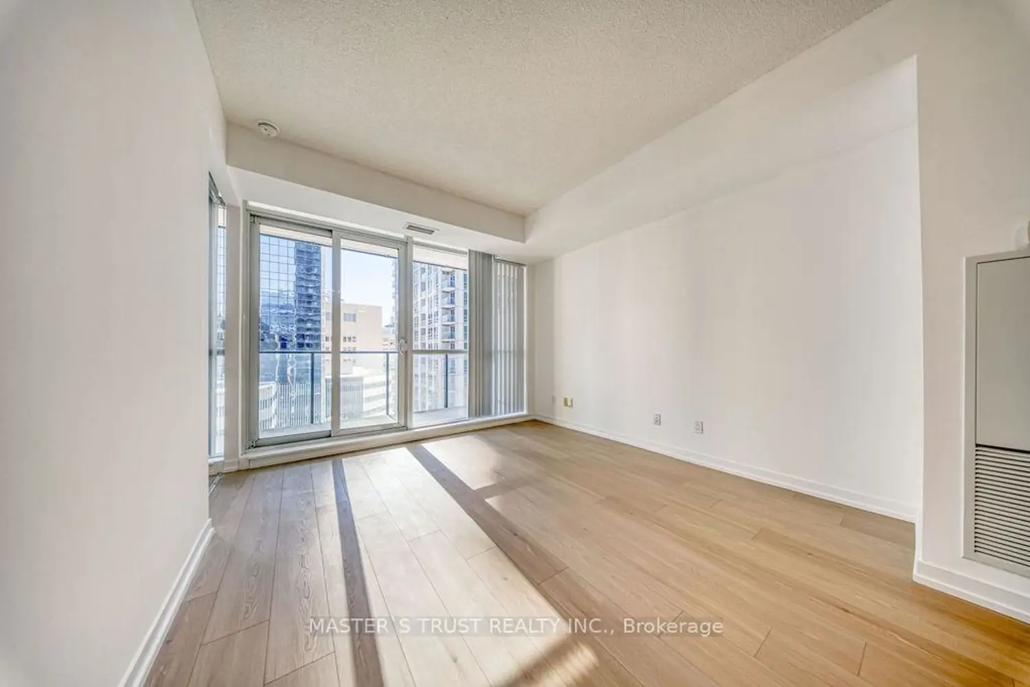 Additional image 8 of 770 Bay Street 1002