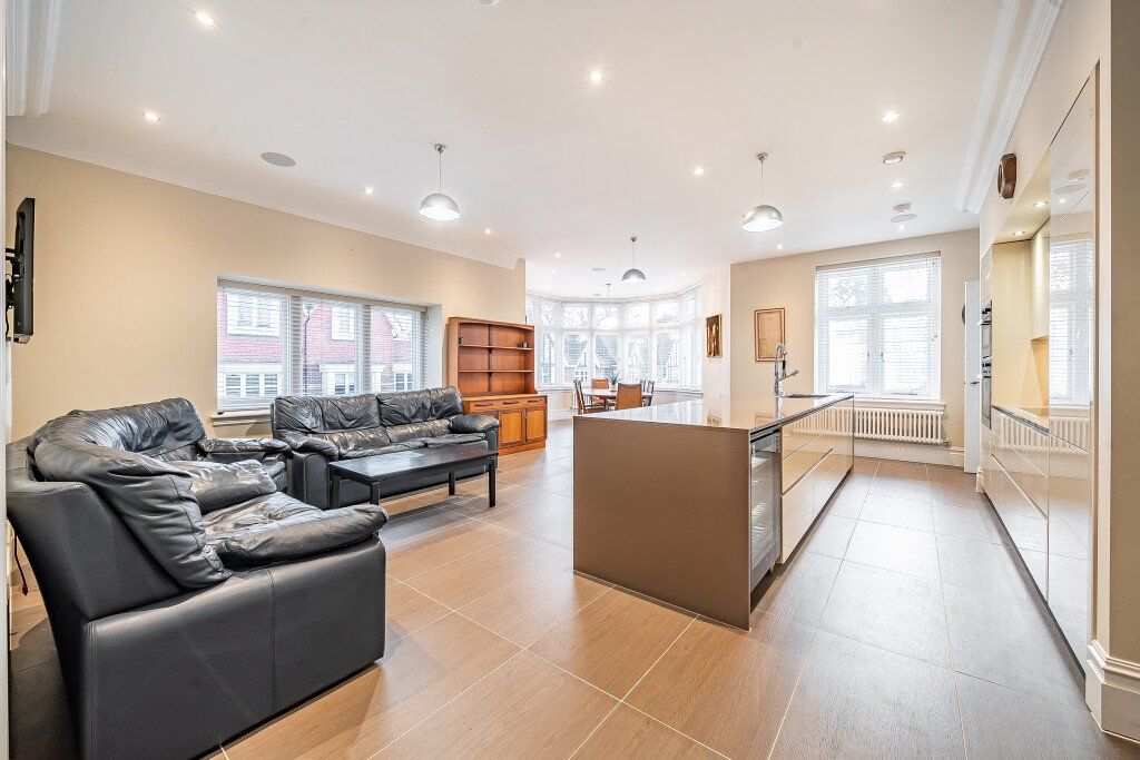 3 bed flat for saleQueen Elizabeth Crescent, Beaconsfield HP9 photo 2