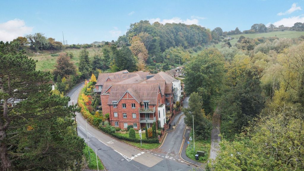 2 bed flat for saleGranham Close, Marlborough SN8