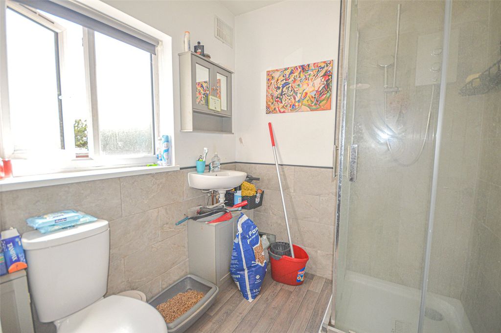 1 bed flat for saleCricklade Road, Swindon SN2 photo 4