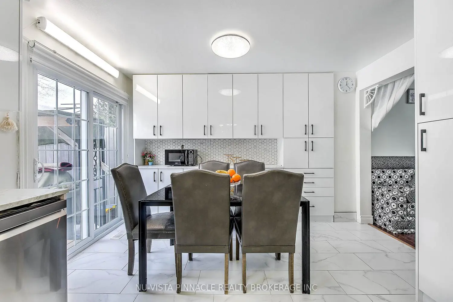 34 Rosamond Crescent photo 4
