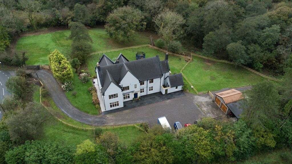 6 bed country house for saleLlangeinor, Bridgend CF32