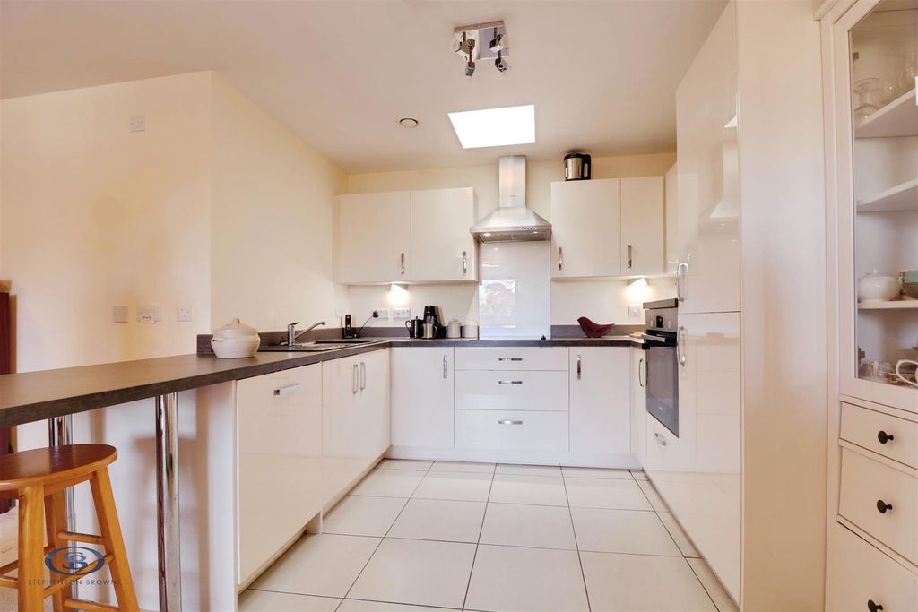 Additional image 5 of 2 bed flat for saleThe Oaks, Cedar Avenue, Alsager ST7