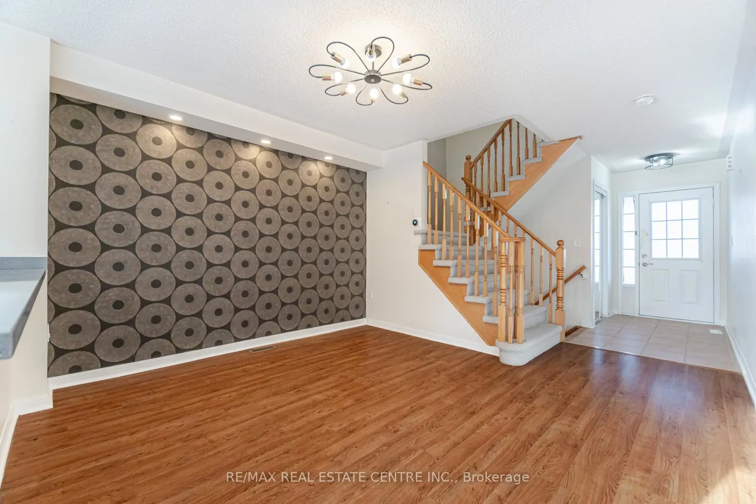 454 Collis Court photo 4