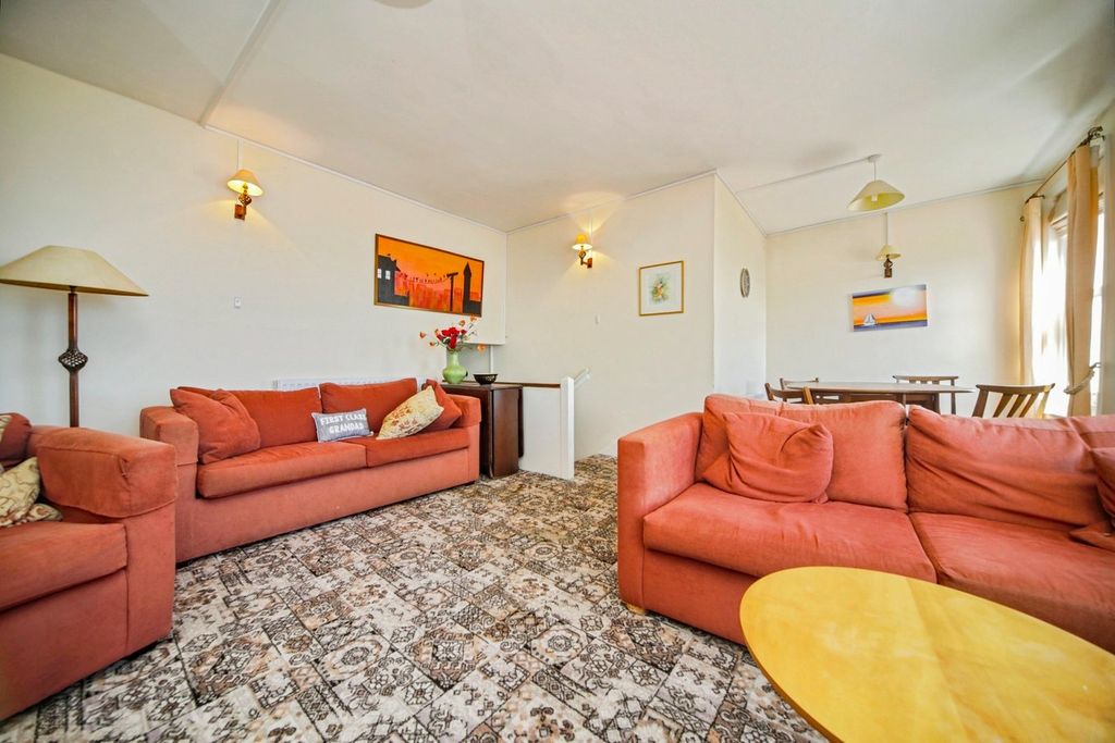 1 bed flat for saleCrag Path, Aldeburgh IP15 photo 4