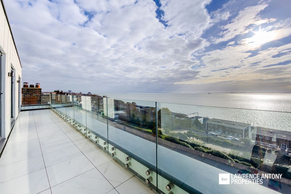Additional image 19 of 2 bed penthouse for saleGrand Parade, Leigh-On-Sea SS9