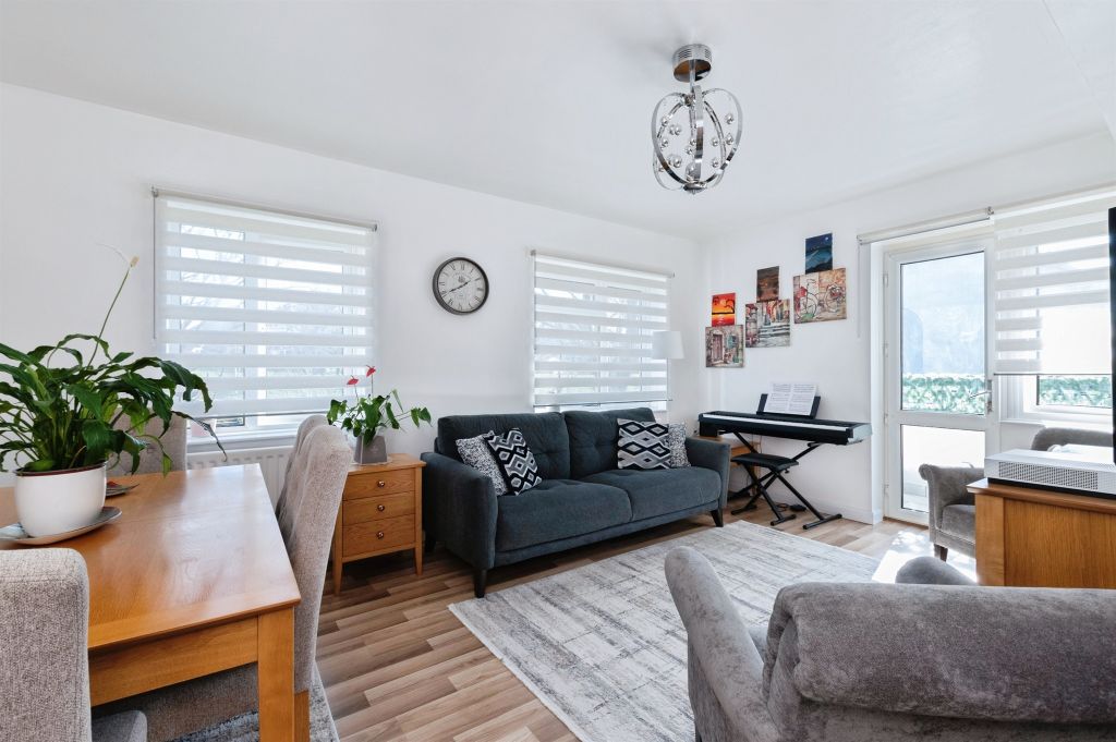 2 bed flat for saleMoore Avenue, Bournemouth BH11 photo 3