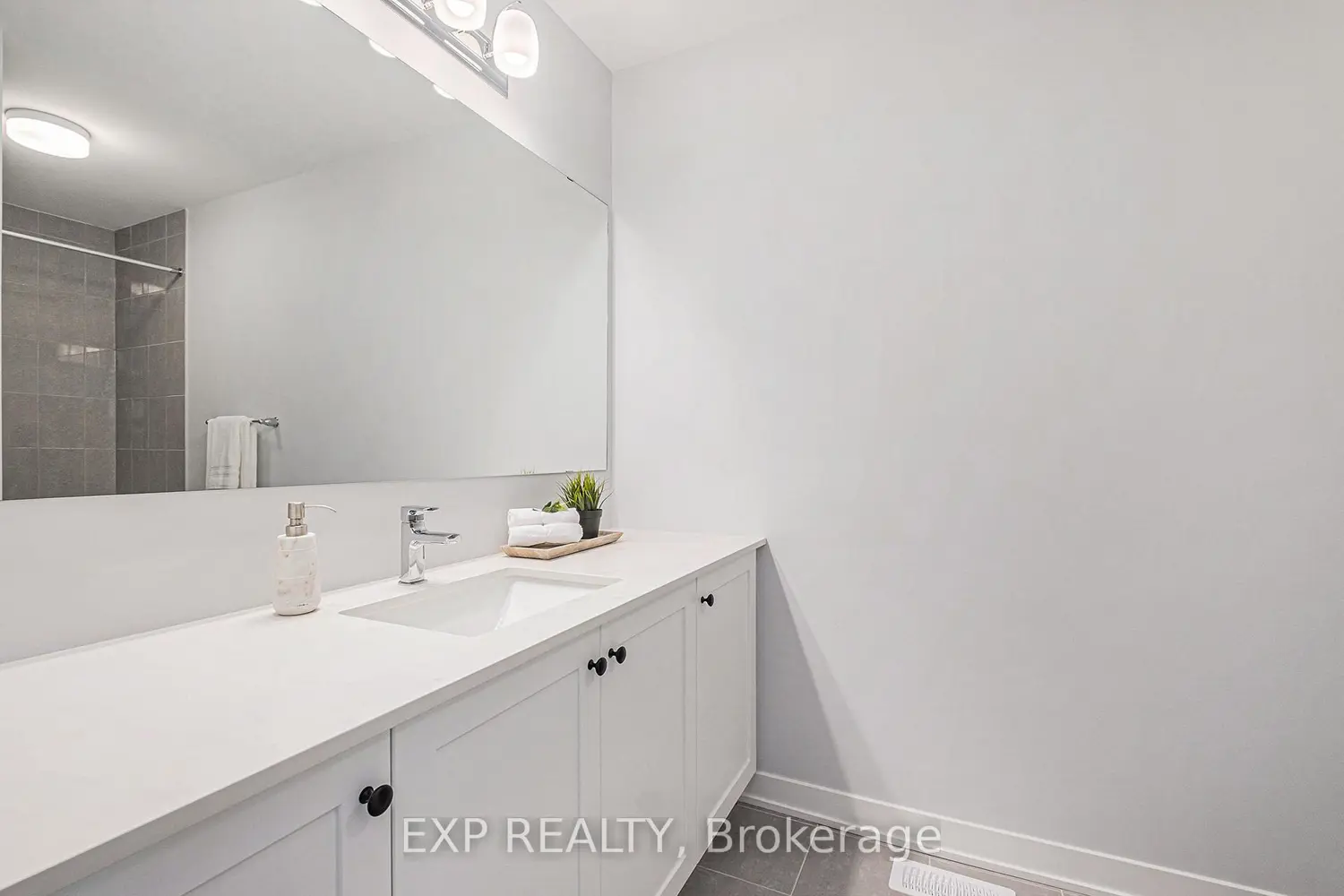 Additional image 9 of 1031 De Pencier Drive