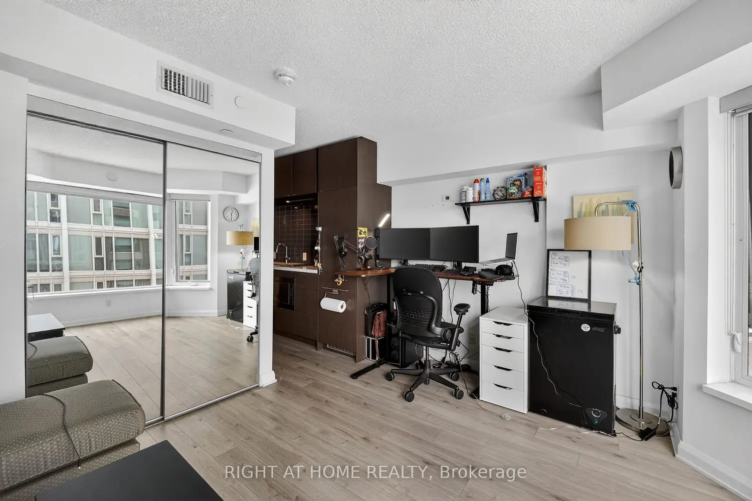 Additional image 9 of 155 Yorkville Avenue 2512