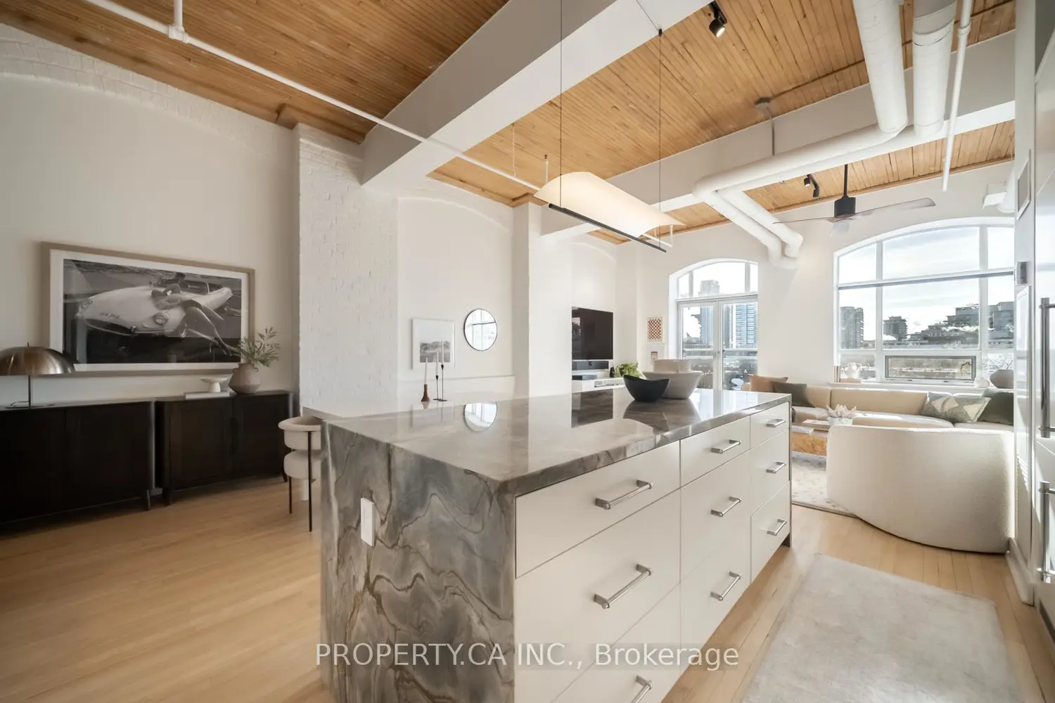 993 Queen Street 409 photo 5