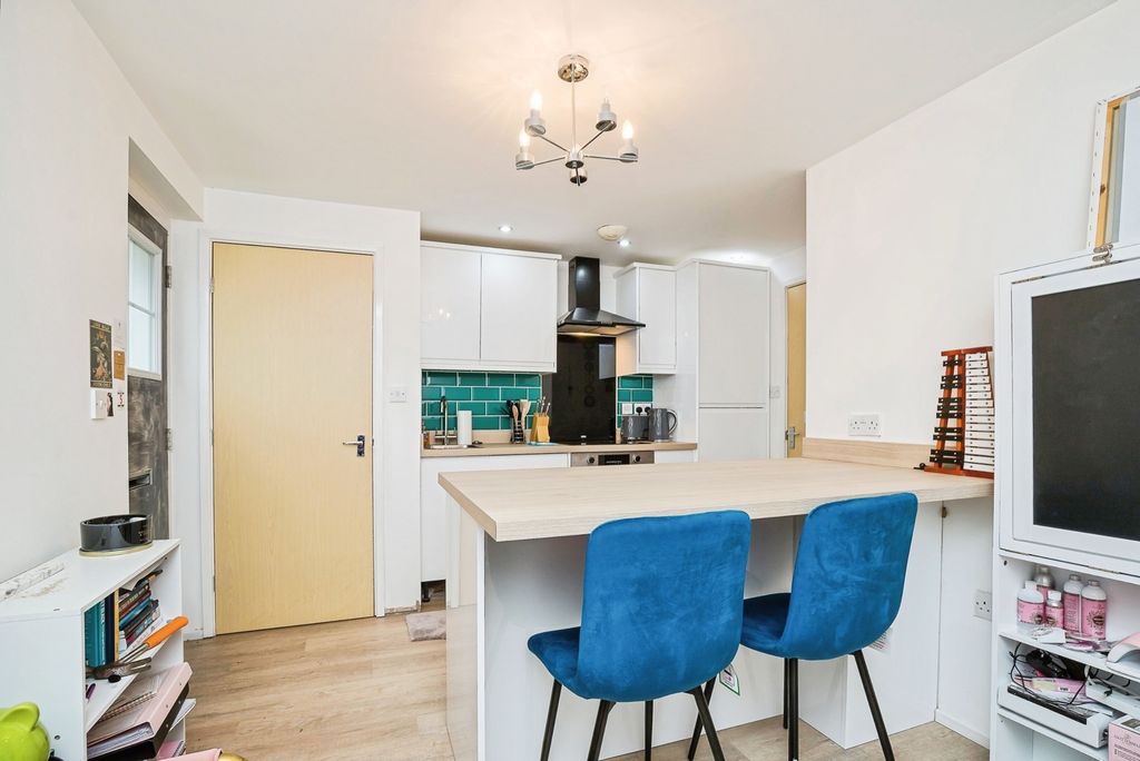 1 bed flat for saleMaes Deri, Deeside, Clwyd CH5 photo 3