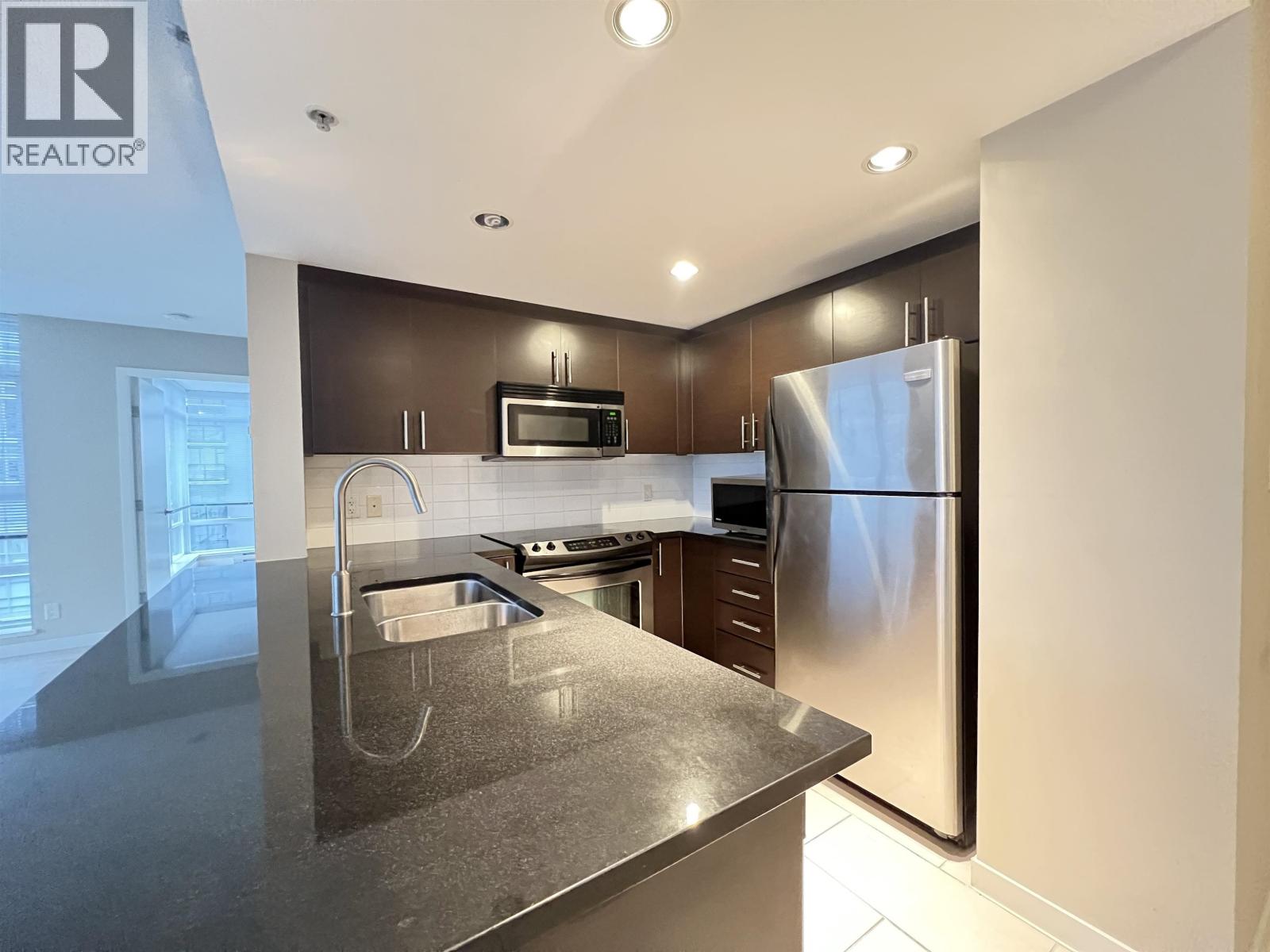 906 555 DELESTRE AVENUE