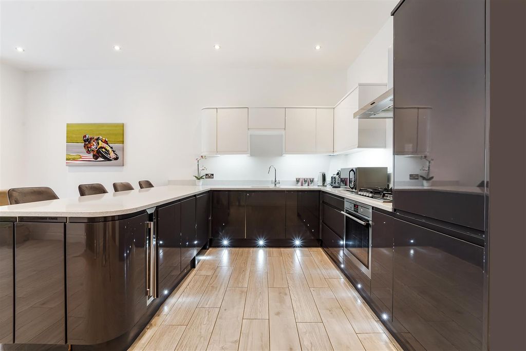 Additional image 5 of 3 bed flat for saleWoodland Way, Kingswood KT20