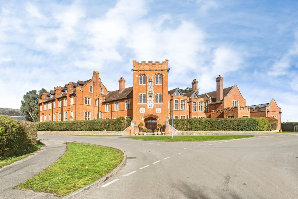 4 bed flat for saleAbbey Gardens, Reading RG7