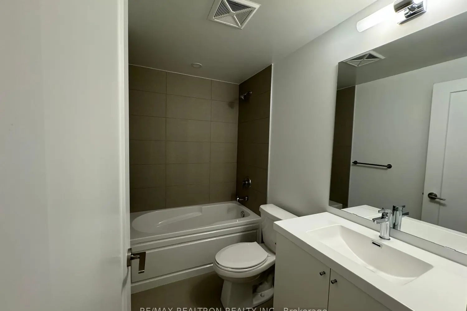 Additional image 2 of 2545 Simcoe Street 338