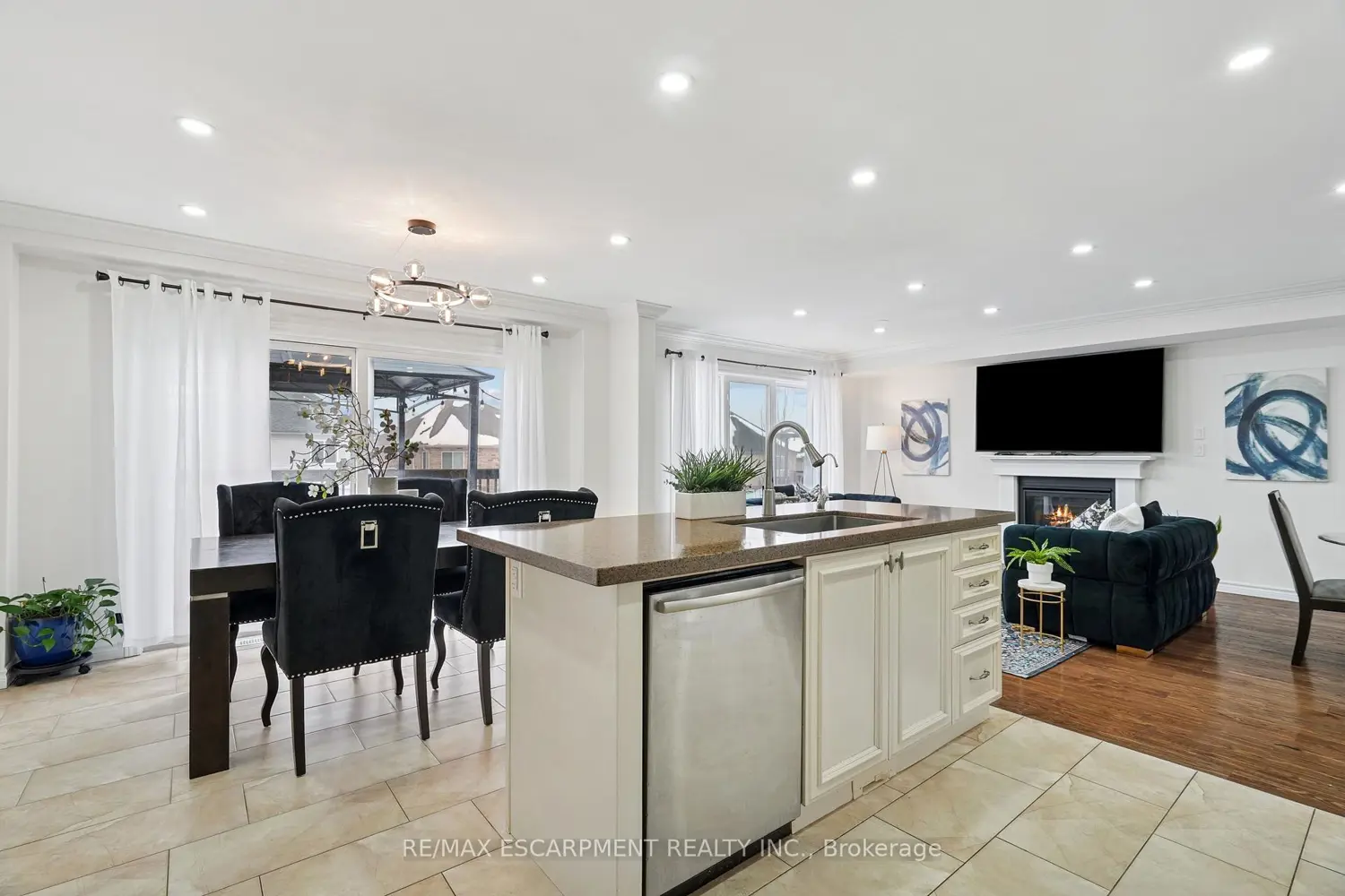 132 Coker Crescent photo 3