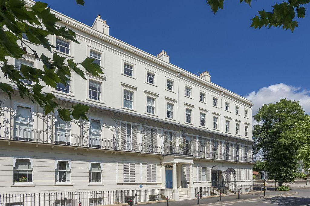 2 bed flat for saleNewbold House, 23 Newbold Terrace, Leamington Spa Warwickshire CV32