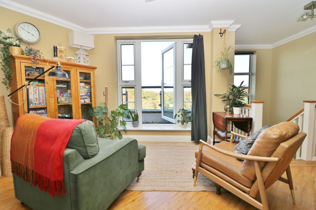 Additional image 10 of 3 bed flat for saleBotley Road, West End SO30
