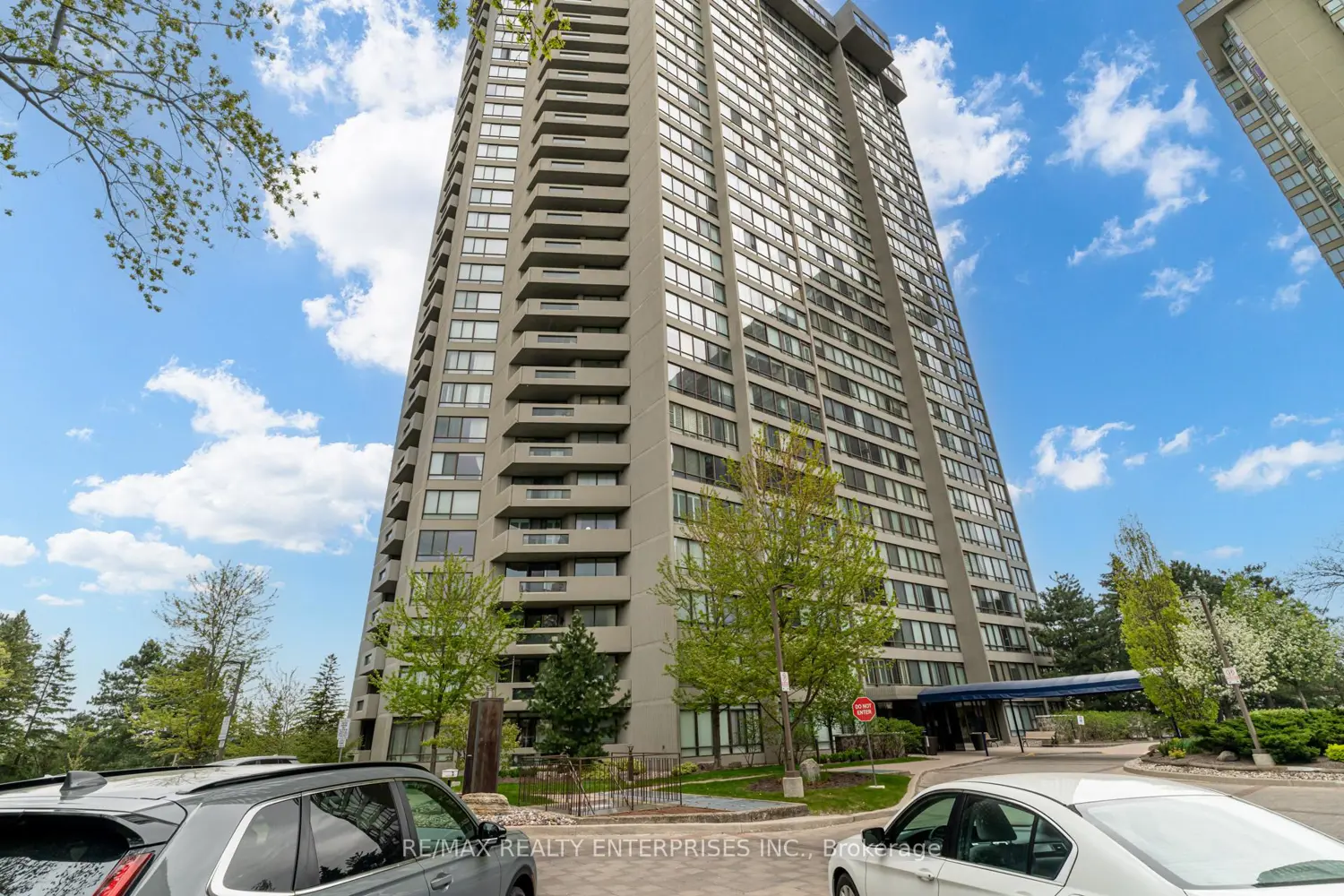 65 Skymark Drive 204