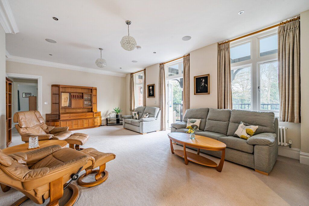 3 bed flat for saleQueen Elizabeth Crescent, Beaconsfield HP9 photo 3