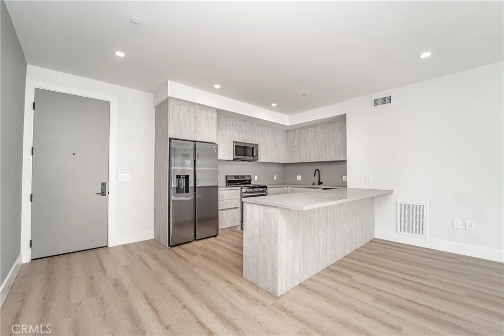 Additional image 3 of 2828 London Street Unit 206, Los Angeles, CA 90026