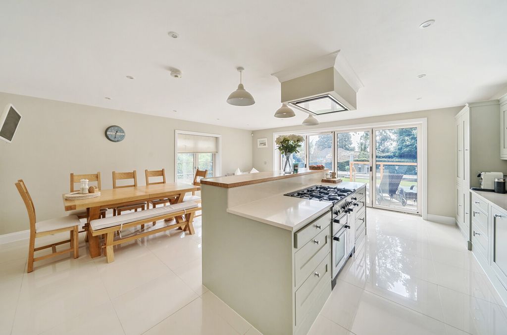 5 bed detached house for saleBeechmount Road, Bassett, Southampton, Hampshire SO16 photo 4
