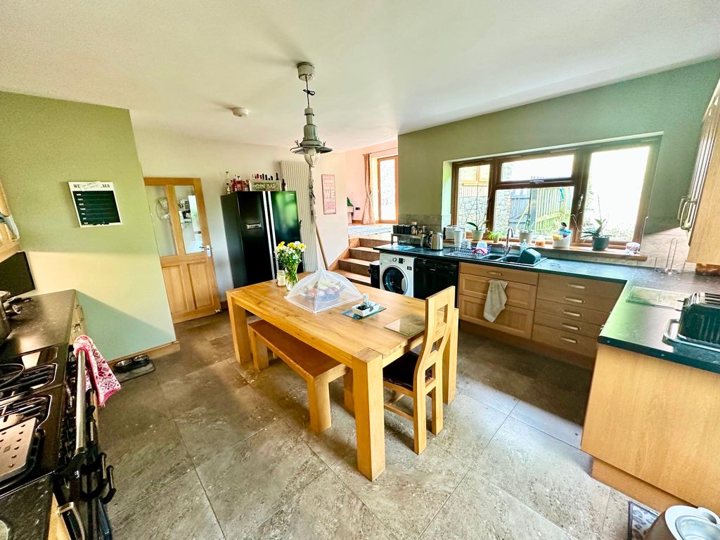 5 bed detached house for saleTy Cwtch, Stoney Road NP4 photo 4