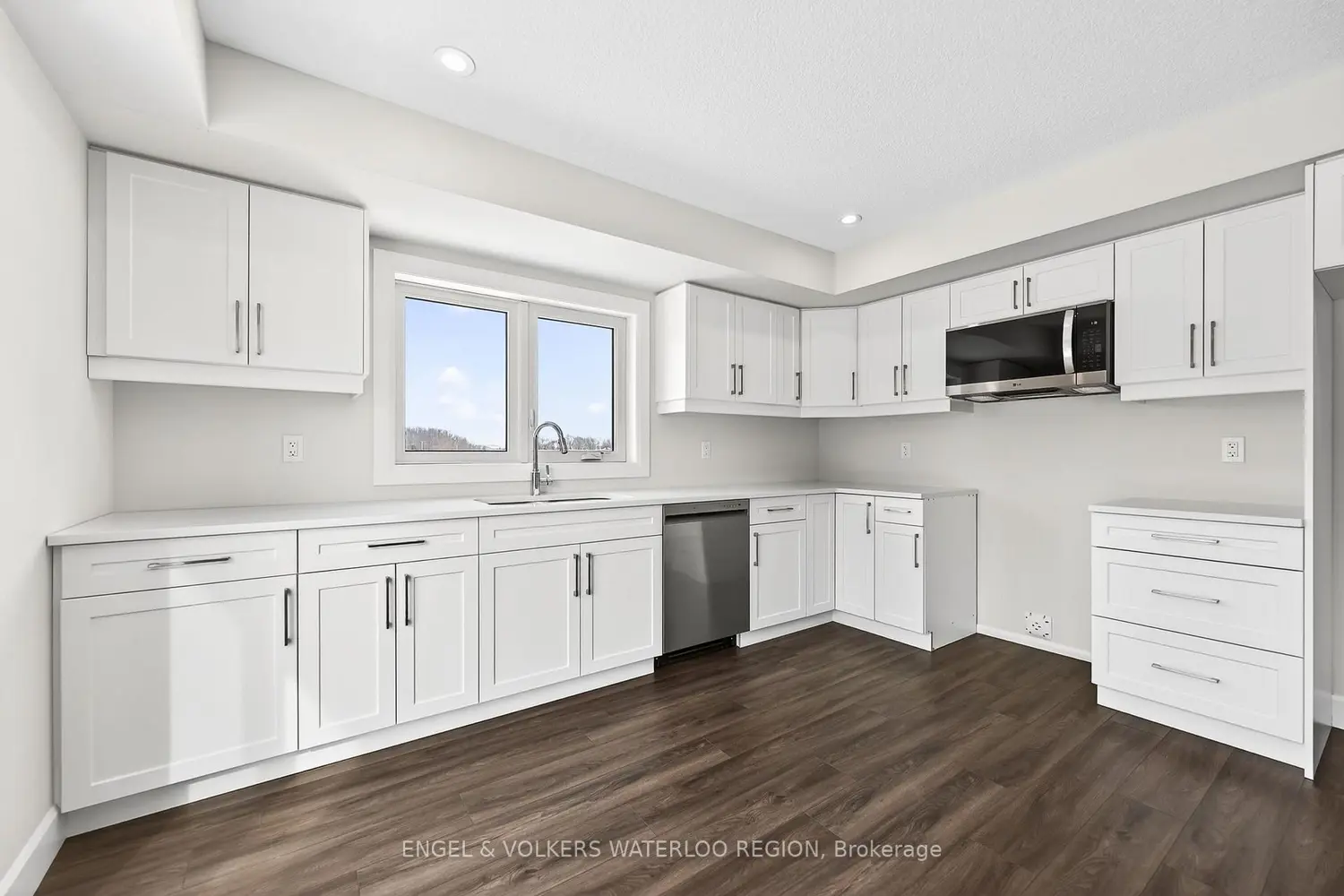 Additional image 7 of 3202 Vivian Line 49