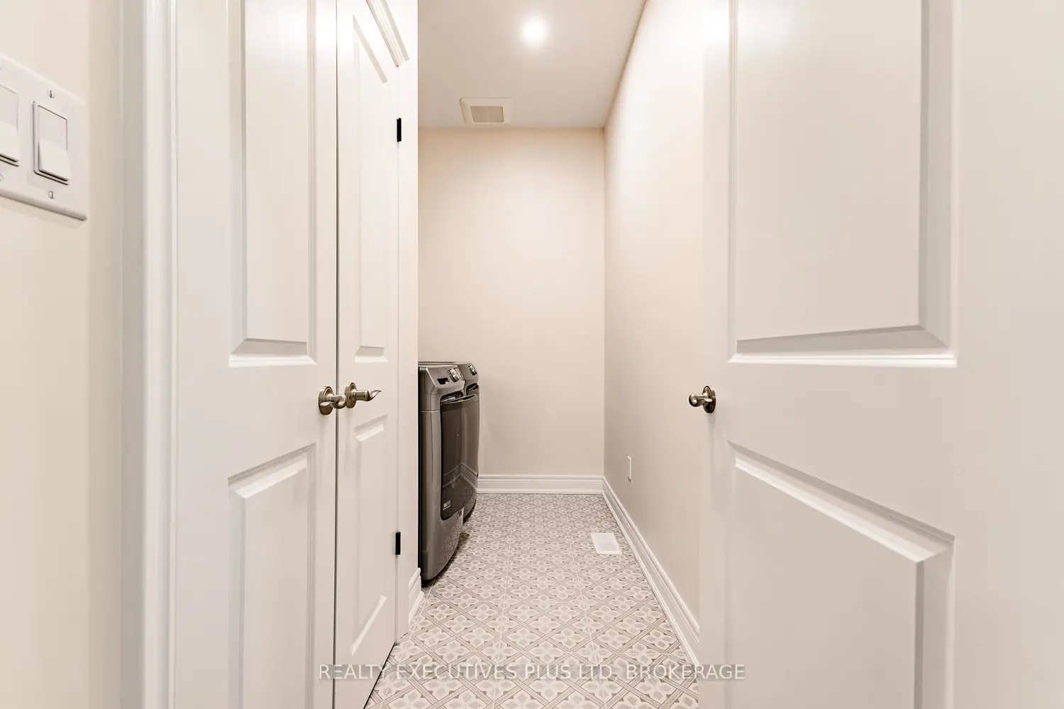 Additional image 8 of 504 Royal Ridge Court