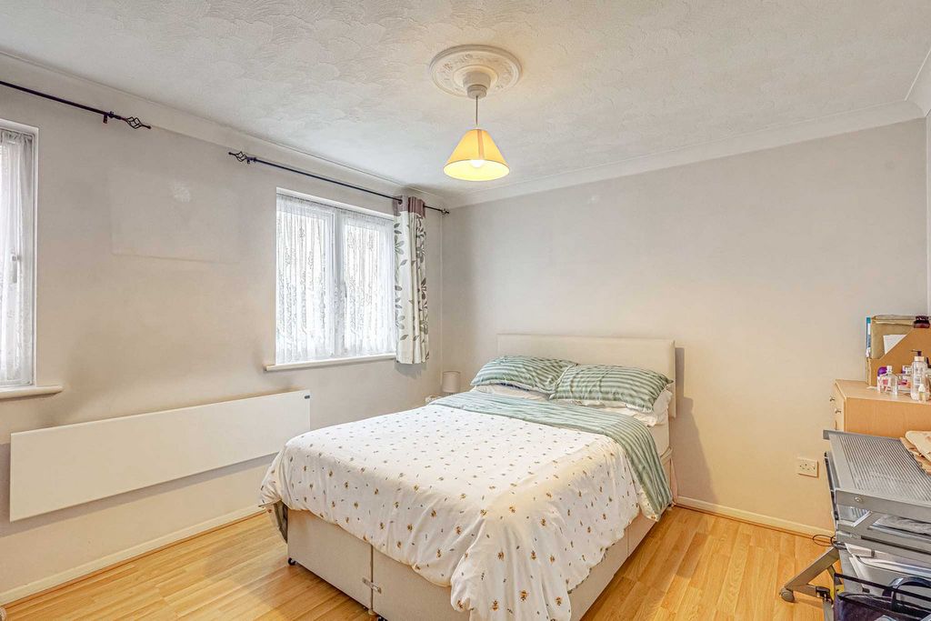 Additional image 6 of 1 bed flat for saleSandon Close, Rochford SS4