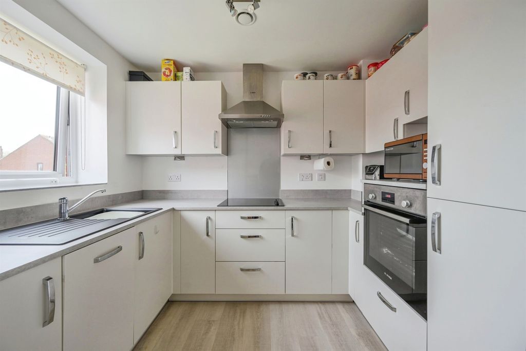 2 bed flat for saleRotten Row, Lichfield WS13 photo 5