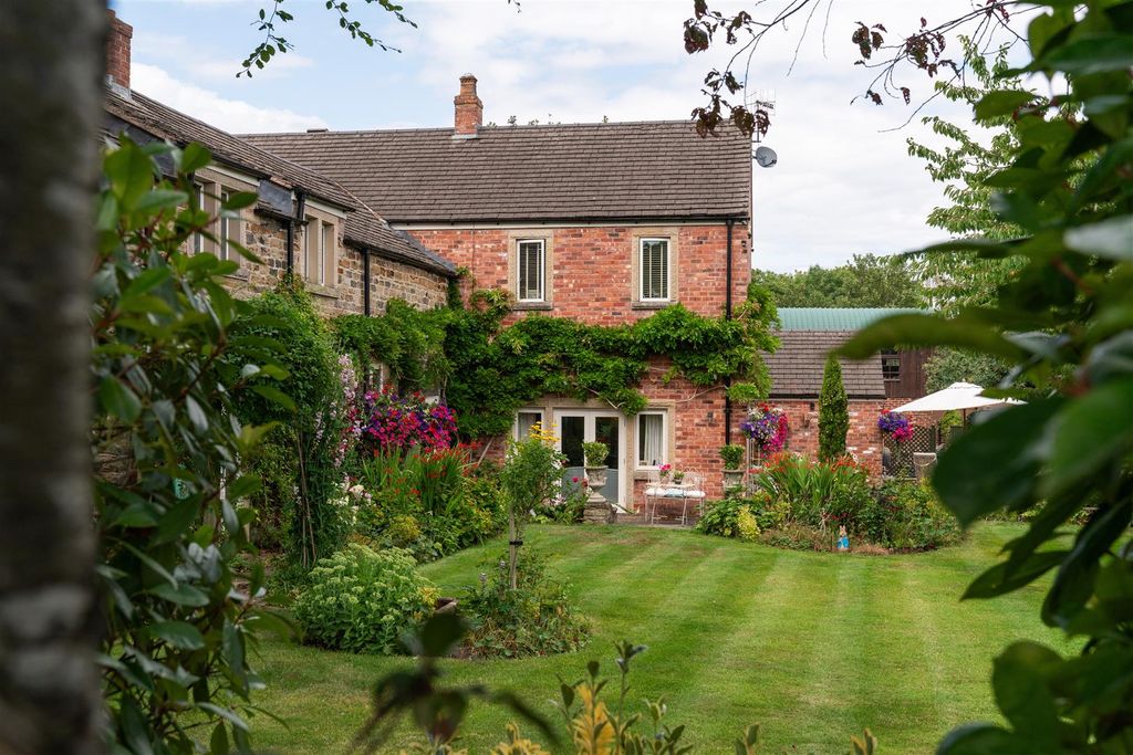 5 bed detached house for saleYew Tree Farm, Walton Back Lane, Walton, Chesterfield S42 photo 2