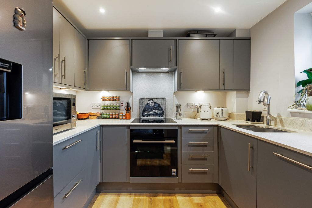 Additional image 2 of 2 bed flat for saleMeadowview, Hungerford RG17