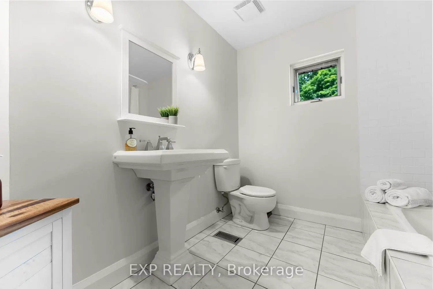 Additional image 14 of 5759 Queenscourt Crescent