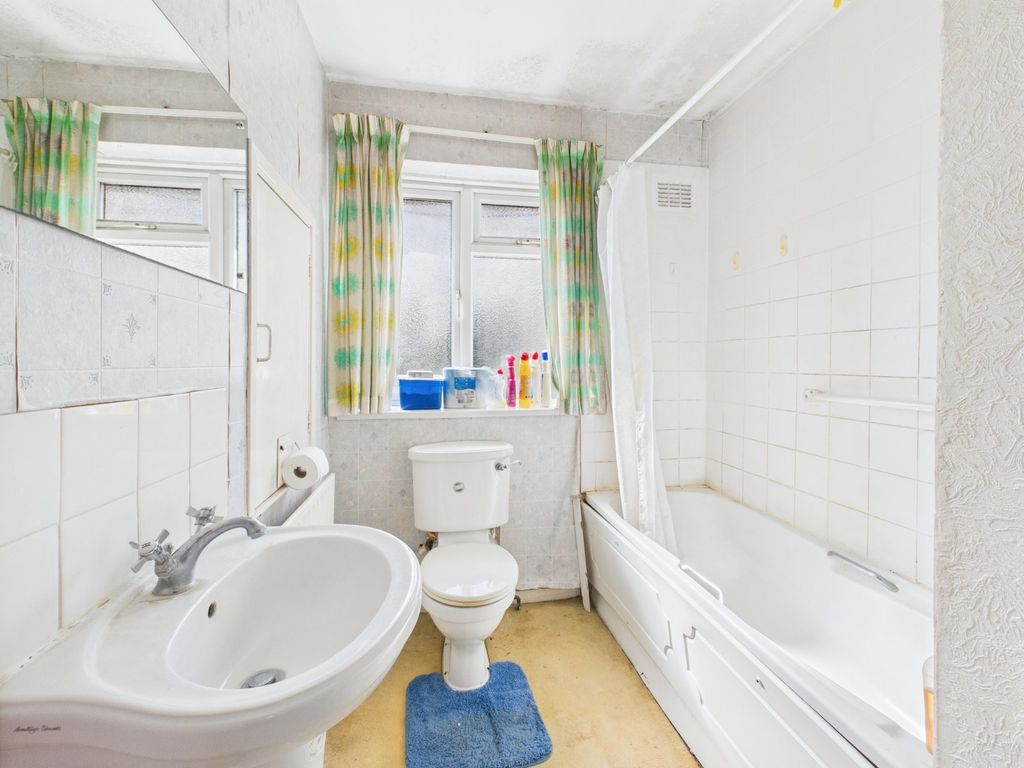 Additional image 9 of 3 bed flat for salePackhorse Road, Gerrards Cross, Buckinghamshire SL9