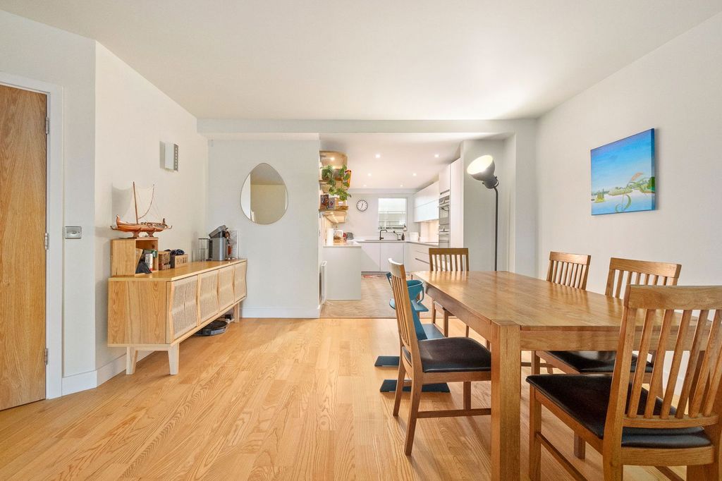 2 bed flat for saleRiverside Place, Cambridge CB5 photo 5